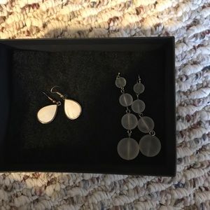 2 pairs of earrings